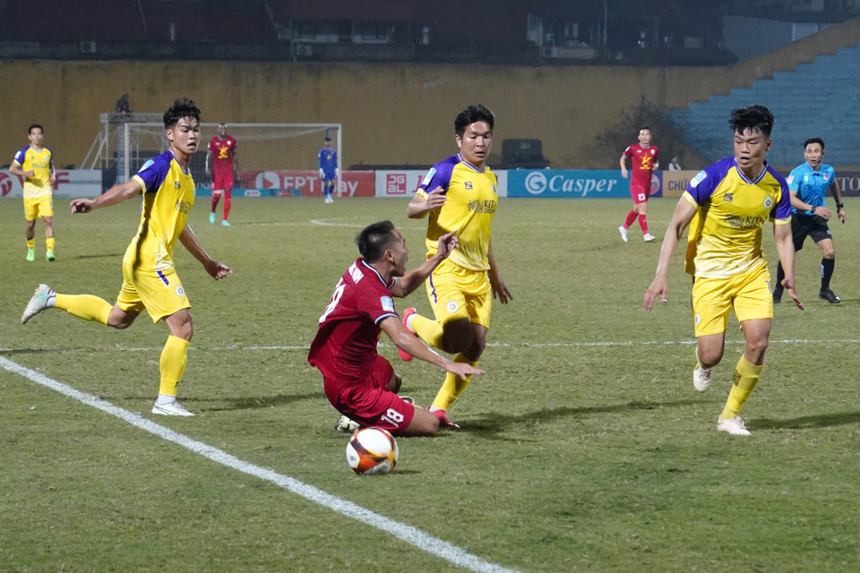 Những phút cuối trận, tiền đạo Vũ Quang Nam (áo đỏ) ngã trong vòng cấm sau một pha va chạm với cầu thủ Hà Nội FC nhưng trọng tài không cho đội khách hưởng phạt đền. (Ảnh: Việt Anh/Vietnam+)