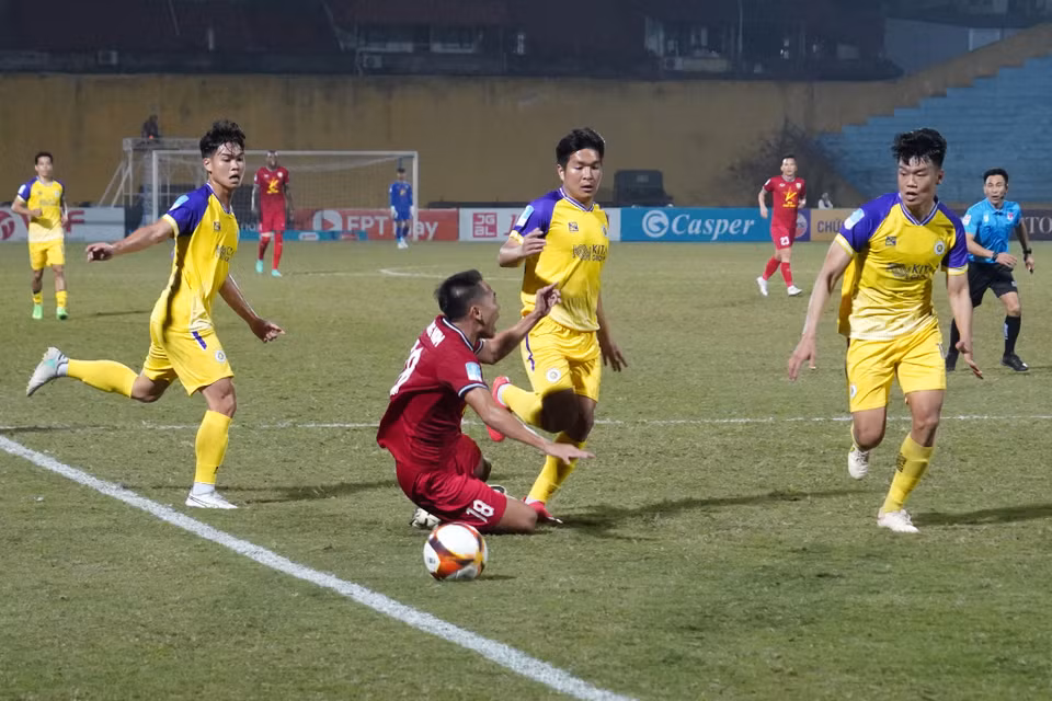 Những phút cuối trận, tiền đạo Vũ Quang Nam (áo đỏ) ngã trong vòng cấm sau một pha va chạm với cầu thủ Hà Nội FC nhưng trọng tài không cho đội khách hưởng phạt đền. (Ảnh: Việt Anh/Vietnam+)
