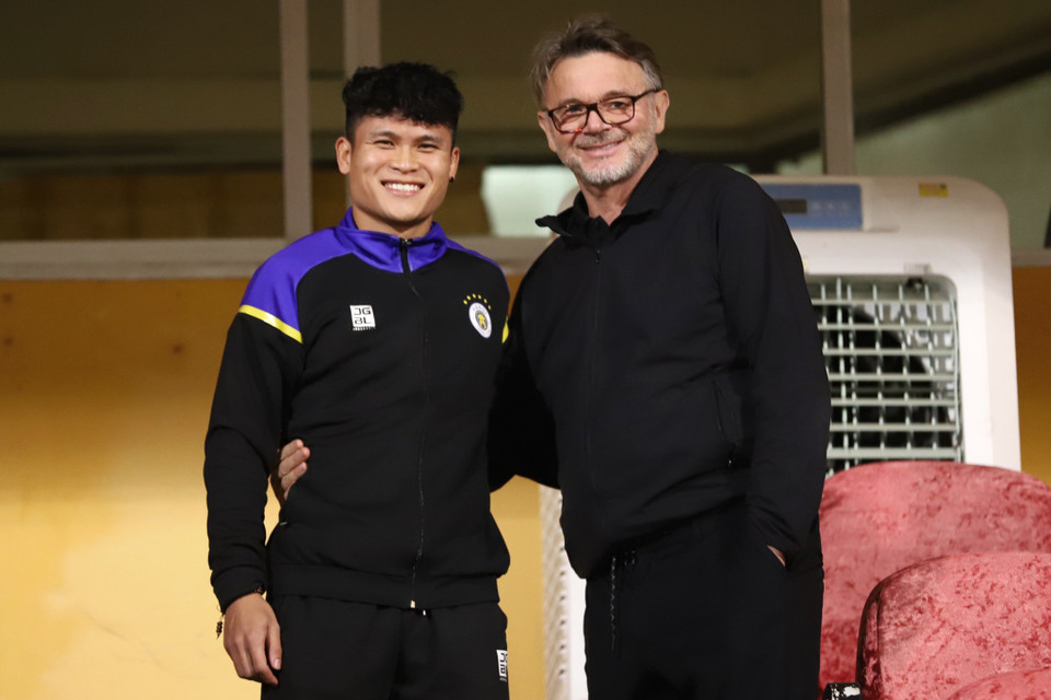 Trước trận đấu, Huấn luyện viên Philippe Troussier động viên tiền đạo Phạm Tuấn Hải - cầu thủ phải nghỉ thi đấu một tháng do chấn thương cổ chân. (Ảnh: Việt Anh/Vietnam+)
