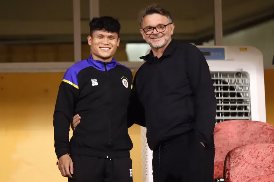 Trước trận đấu, Huấn luyện viên Philippe Troussier động viên tiền đạo Phạm Tuấn Hải - cầu thủ phải nghỉ thi đấu một tháng do chấn thương cổ chân. (Ảnh: Việt Anh/Vietnam+)
