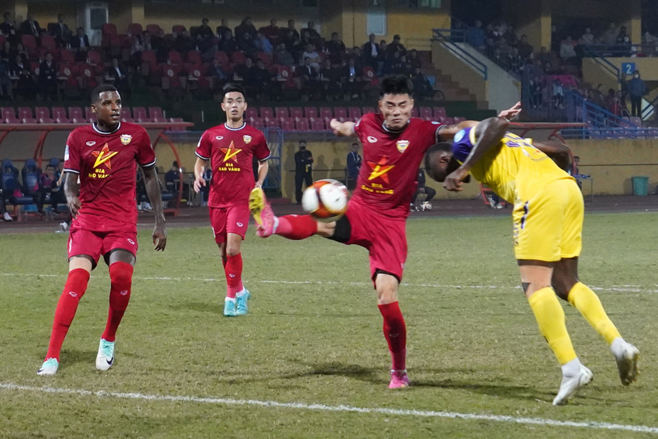 Đến phút thứ 39, Joel Tagueu (áo vàng) tận dụng thành công pha tạt bóng của Xuân Mạnh để đánh đầu ghi bàn nâng tỷ số lên 2-0 cho Hà Nội FC. (Ảnh: Việt Anh/Vietnam+)