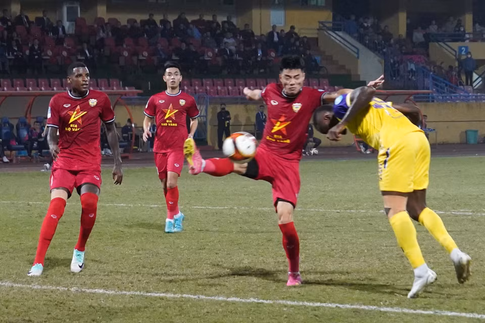 Đến phút thứ 39, Joel Tagueu (áo vàng) tận dụng thành công pha tạt bóng của Xuân Mạnh để đánh đầu ghi bàn nâng tỷ số lên 2-0 cho Hà Nội FC. (Ảnh: Việt Anh/Vietnam+)