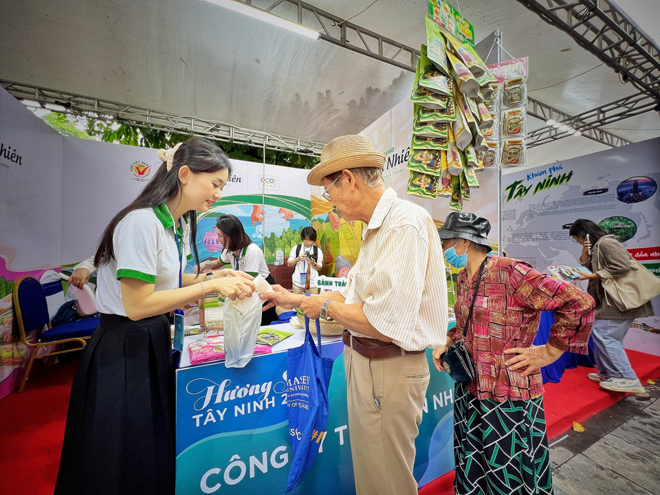 Hơn 30 gian hàng giới thiệu các sản phẩm làm nên thương hiệu của mảnh đất Tây Ninh như bánh tráng, muối, đậu phộng, trà túi lọc, mật ong, yến sào, các sản phẩm du lịch… (Ảnh: Mai Mai/Vietnam+)