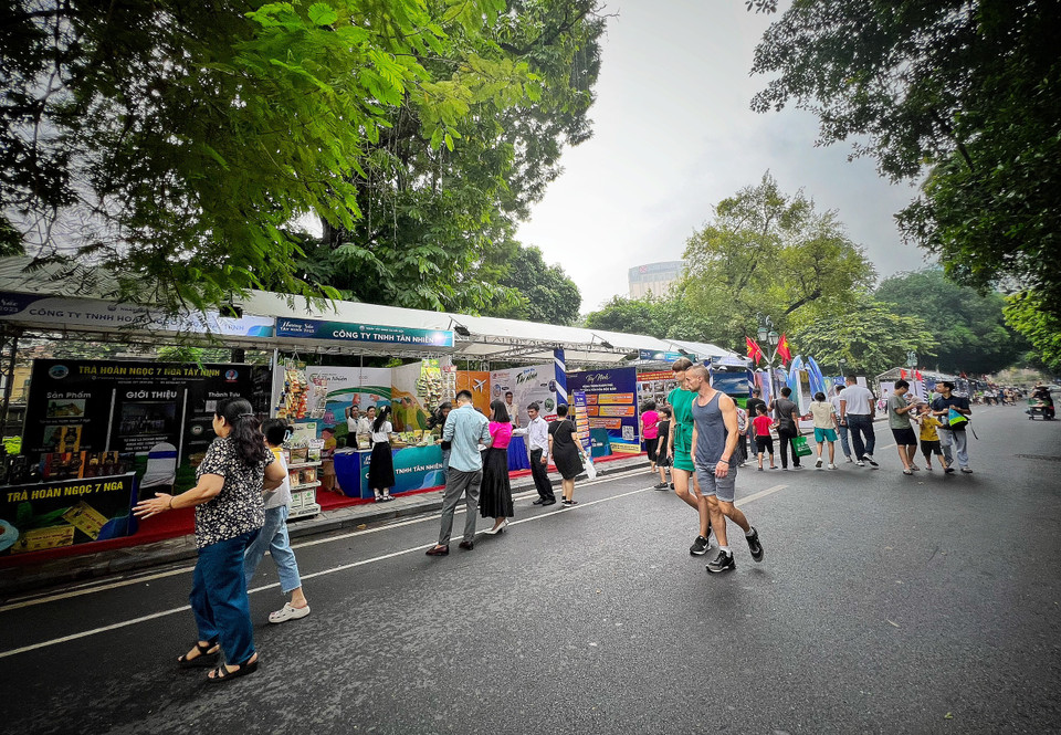 Sớm cuối tuần, sự kiện thu hút người dân Thủ đô và du khách nước ngoài tham quan. (Ảnh: Mai Mai/Vietnam+)