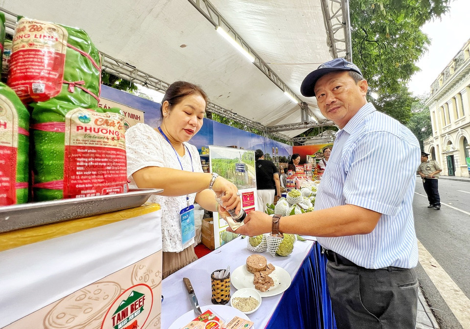Chị Phương Linh, chủ cơ sở sản xuất Giò bò tơ cam kết sản phẩm được làm không chất bảo quản, phụ gia, giá 200.000 đồng/cái. (Ảnh: Mai Mai/Vietnam+)