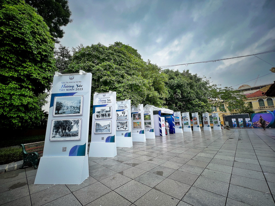 Hình ảnh Tây Ninh được giới thiệu sống động qua triển lãm ảnh. Do thời tiết sáng 7/10 có mưa nên chưa nhiều khách đến xem triển lãm. (Ảnh: Mai Mai/Vietnam+)