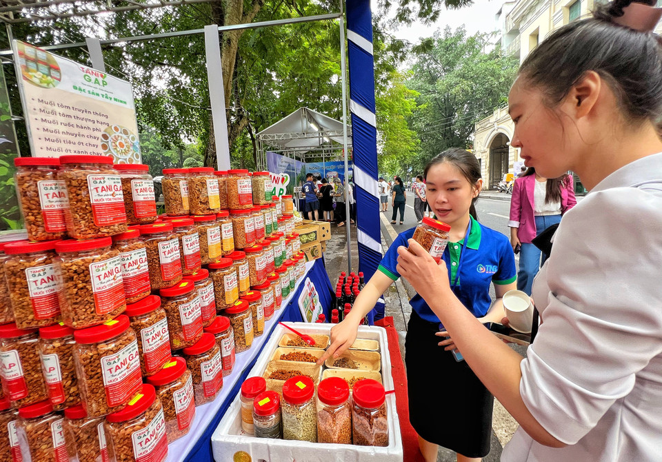 Du khách tìm hiểu về các loại muối chấm của Tây Ninh. (Ảnh: Mai Mai/Vietnam+)