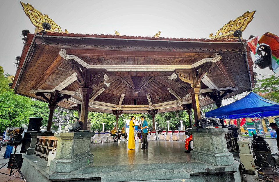 Các nghệ sỹ đến từ Tây Ninh trình diễn đờn ca tài tử tại Khu vực Nhà Bát giác (phía sau tượng đài vua Lý Thái Tổ). (Ảnh: Mai Mai/Vietnam+)