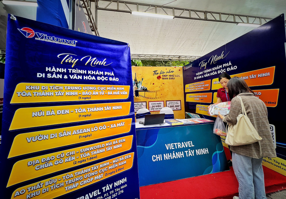 Gian hàng giới thiệu sản phẩm tour Tây Ninh của Công Ty du lịch Vietravel. (Ảnh: Mai Mai/Vietnam+)