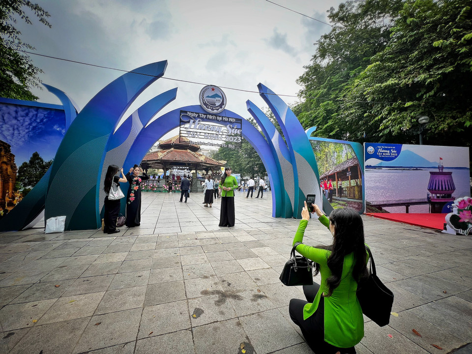 Sự kiện ‘Ngày Tây Ninh tại Hà Nội’ năm 2023 đã chính thức diễn ra vào sáng nay, 7/10 và kéo dài đến hết ngày 8/10, tại phố đi bộ Hoàn Kiếm nhằm quảng bá hình ảnh Tây Ninh đến với người dân thủ đô cùng du khách trong và ngoài nước. (Ảnh: Mai Mai/Vietnam+)