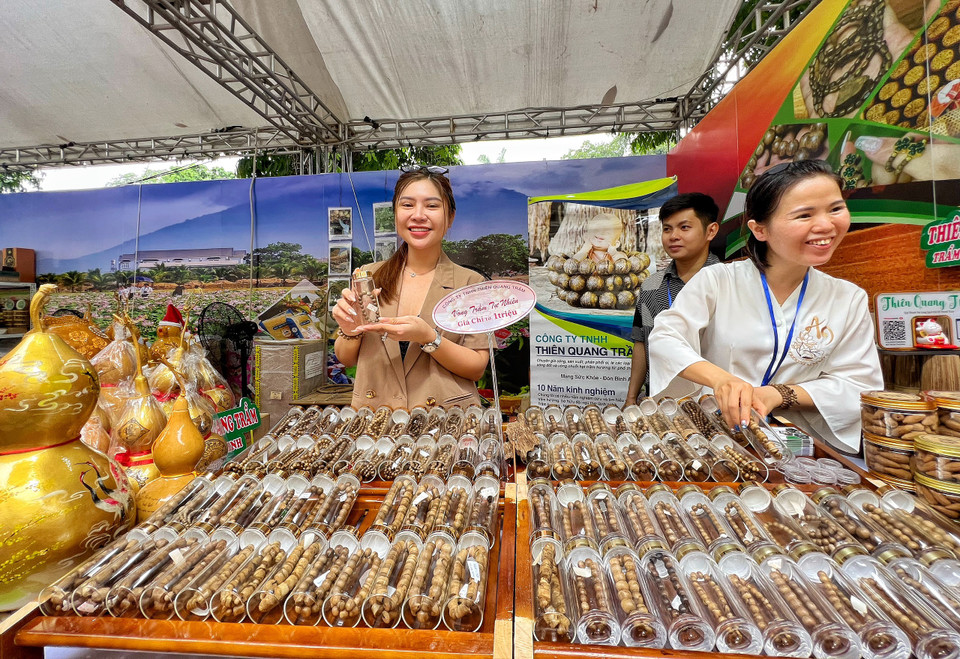 Vòng trầm có nguồn gốc Việt Nam giá từ 1 triệu đồng/chiếc, mùi hương thơm bền, sâu. (Ảnh: Mai Mai/Vietnam+)