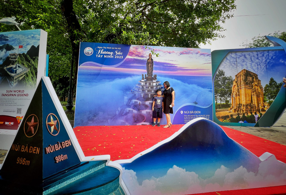 Du khách chụp ảnh với mô hình 3D một trong những điểm đến nổi tiếng của Tây Ninh là Núi Bà Đen. (Ảnh: Mai Mai/Vietnam+)