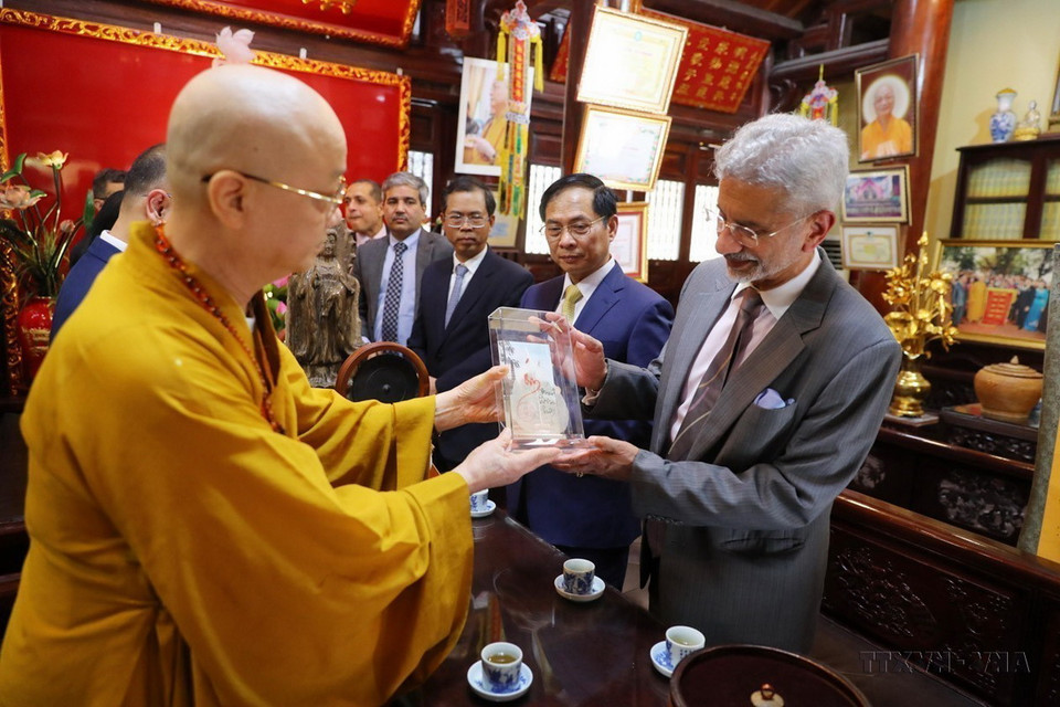Hà Nội luôn hội tụ nhiều tinh hoa văn hóa và khẳng định là trung tâm chính trị, kinh tế, văn hóa, có vị thế quan trọng trong quan hệ quốc tế. Trong ảnh: Bộ trưởng Ngoại giao Ấn Độ Subrahmanyam Jaishankar thăm chùa Trấn Quốc tại Thủ đô Hà Nội (15/10/2023) (Ảnh: Lâm Khánh/TTXVN)
