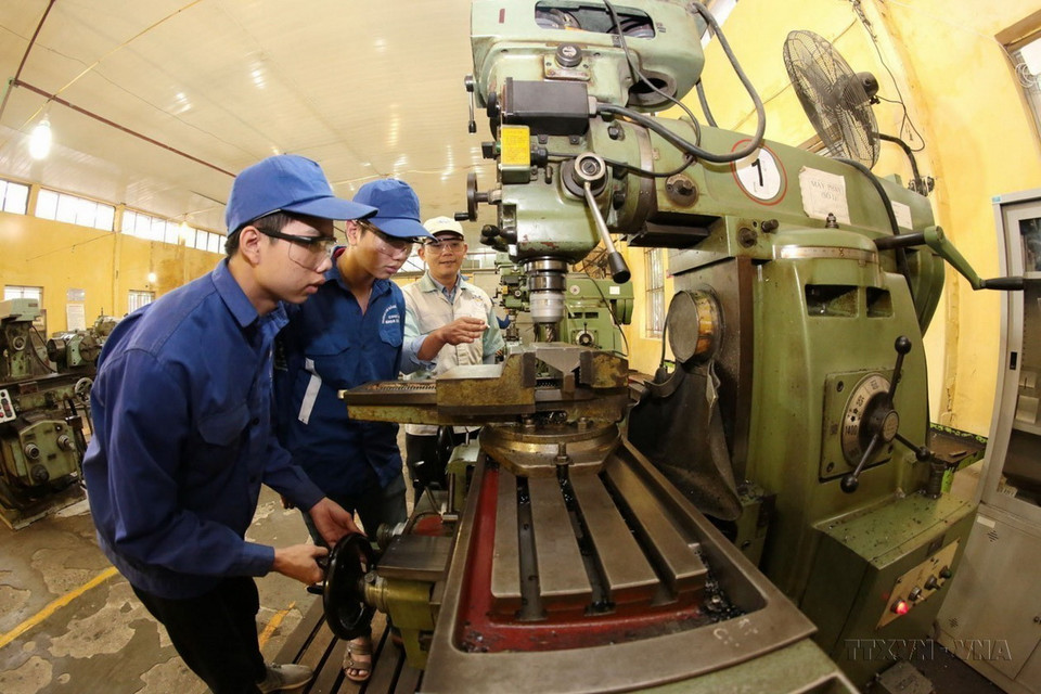 Hà Nội luôn dành sự quan tâm đặc biệt đối với sự nghiệp giáo dục và đào tạo thế hệ trẻ, coi đó là trọng điểm ưu tiên trong chính sách phát triển, đáp ứng tiêu chí của UNESCO về thúc đẩy phát triển văn hóa giáo dục, chăm lo giáo dục công dân và thế hệ trẻ. Trong ảnh: Một tiết học nghề của học sinh, sinh viên trường Cao đẳng Nghề công nghiệp Hà Nội. (Ảnh: Anh Tuấn/TTXVN)