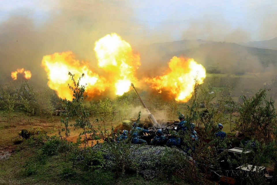 Hà Nội chú trọng bảo đảm quốc phòng, an ninh, trật tự, an toàn xã hội trong mọi tình huống. Trong ảnh: Pháo phòng không 57mm thực hiện bắn khi mục tiêu xuất hiện tại diễn tập khu vực phòng thủ thành phố Hà Nội năm 2019. (Ảnh: An Đăng/TTXVN)