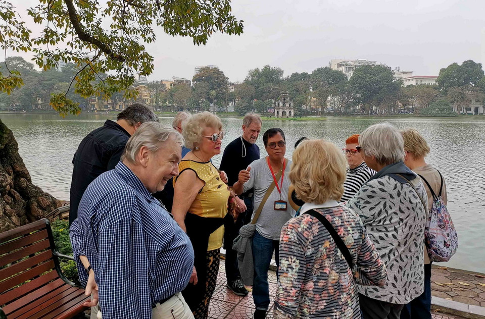 Với vị thế là "Thành phố vì hòa bình,' mỗi năm, Hà Nội thu hút hàng triệu du khách trong nước và quốc tế đến tham quan, thưởng ngoạn. Trong ảnh: Khách du lịch nước ngoài tham quan hồ Hoàn Kiếm trong dịp diễn ra Hội nghị Thượng đỉnh Mỹ-Triều Tiên lần thứ hai (2019). (Ảnh: Thành Đạt/TTXVN)