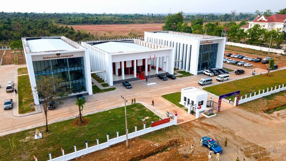 Trong một thập kỷ qua, Hà Nội đã kết nghĩa với nhiều thành phố trên thế giới Vientiane (Lào), Seoul (Hàn Quốc), Fukuoka (Nhật Bản), Yerevan (Armenia)… Trong ảnh: Trụ sở Sở Tư pháp và Viện Kiểm sát thủ đô Vientiane (Lào). Đây là dự án hữu nghị giai đoạn 2022-2025 giữa thủ đô Hà Nội và thủ đô Vientiane. (Ảnh: Đỗ Bá Thành/TTXVN)