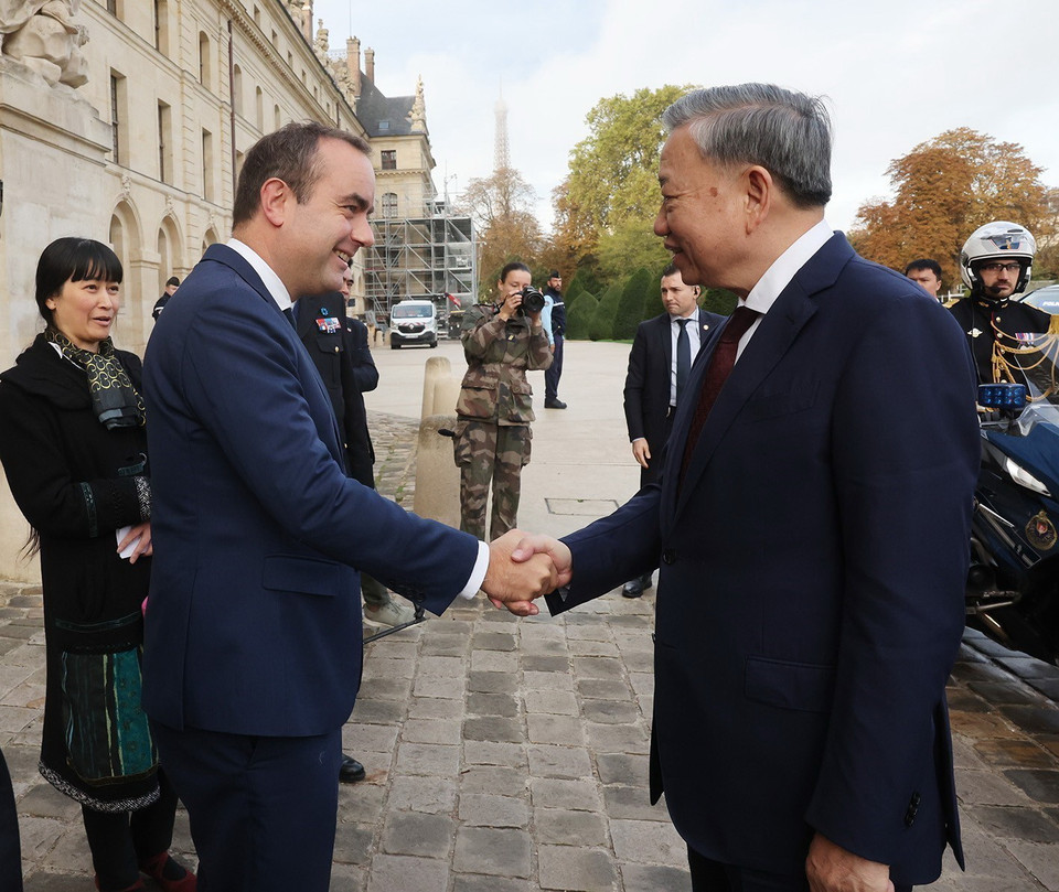 Bộ trưởng Quân đội Pháp Sébastien Lecornu đón Tổng Bí thư, Chủ tịch nước Tô Lâm. (Ảnh: Trí Dũng/TTXVN)