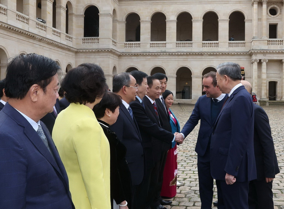 Tổng Bí thư, Chủ tịch nước Tô Lâm giới thiệu với Bộ trưởng Bộ Quân đội Pháp Sébastien Lecornu các thành viên đoàn Việt Nam. (Ảnh: Trí Dũng/TTXVN)