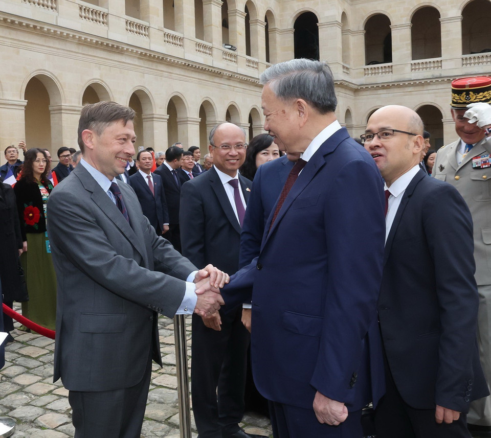 Bộ trưởng Quân đội Pháp Sébastien Lecornu giới thiệu với Tổng Bí thư, Chủ tịch nước Tô Lâm quan chức phía Pháp. (Ảnh: Trí Dũng/TTXVN)
