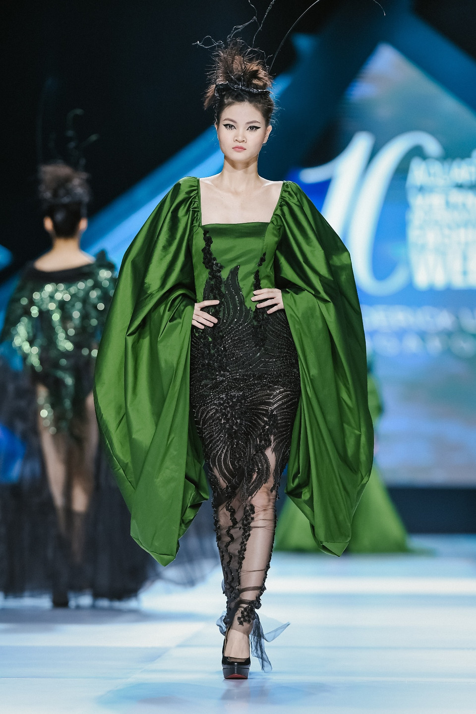 Cùng chiêm ngưỡng bộ sưu tập của nhà tạo mốt Frederick Lee. (Ảnh: CTV/Vietnam+)