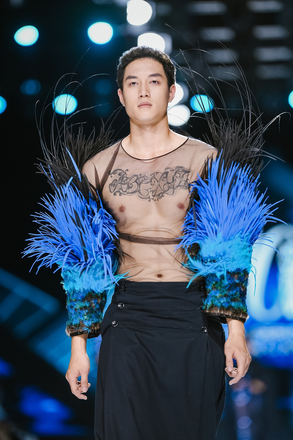 Với những thiết kế đầy sáng tạo, có thể nói bộ sưu tập này đã tiếp nối những thành công trước đó của Frederick Lee, khẳng định một lần nữa tố chất 'ngôi sao' trong ngành thời trang. Ông đã không làm thất vọng giới thời trang quốc tế, tạo ấn tượng mạnh cho người hâm mộ với từng mẫu thiết kế của mình. (Ảnh: CTV/Vietnam+)