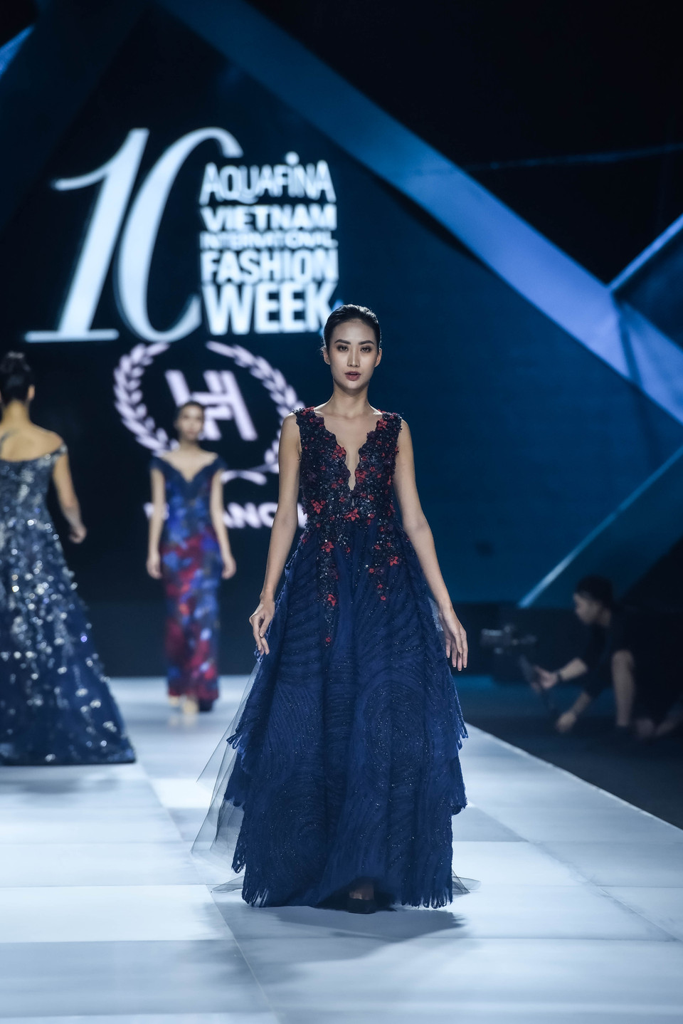 Bộ sưu tập của 'ông trùm' váy dạ hội là một dấu ấn riêng, bay bổng thăng hoa với hơn 20 mẫu thiết kế sử dụng chất liệu xuyên thấu, đính kết cầu kỳ là chủ đạo. (Ảnh: CTV/Vietnam+)