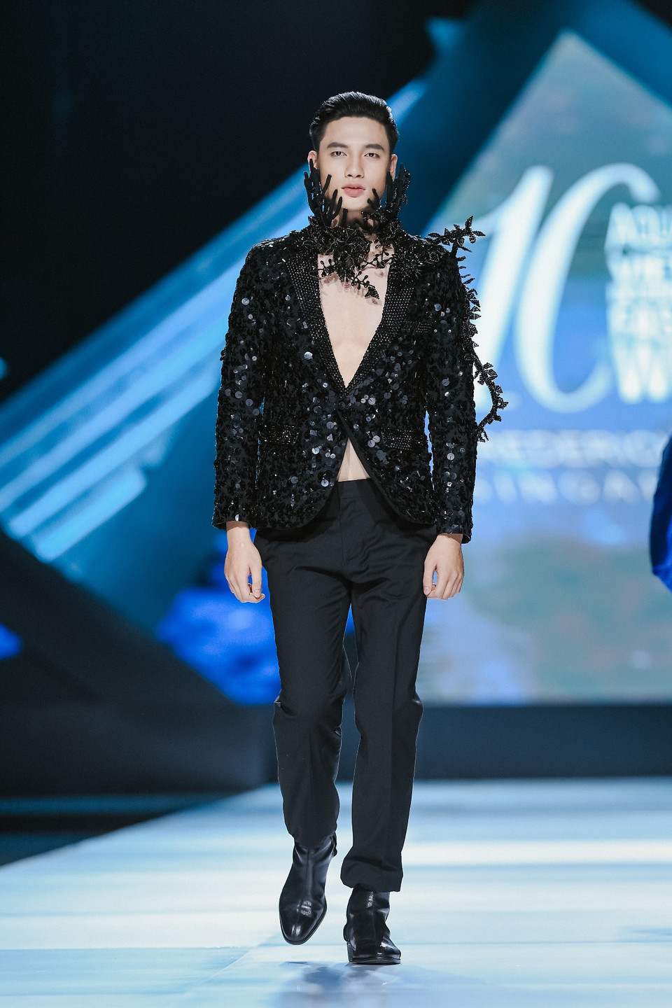 Từng mẫu thiết kế đều mang tính nghệ thuật riêng, những đường nét mới lạ nhưng hài hòa đã truyền tải trọn vẹn cái tôi nghệ thuật riêng biệt của nhà thiết kế gạo cội này. (Ảnh: CTV/Vietnam+)