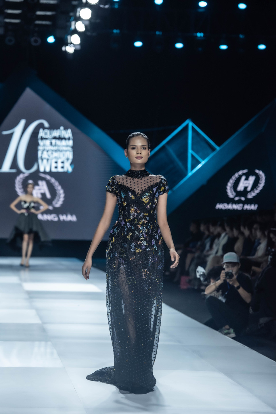 Bộ sưu tập gây ấn tượng bằng những thiết kế sử dụng kỹ thuật đính đá công phu cùng họa tiết hoa lá. (Ảnh: CTV/Vietnam+)