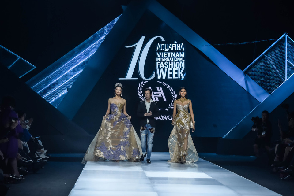 Nhà thiết kế Hoàng hải cùng hai 'nàng thơ' của show diễn: Hoa hậu Lương Thùy Linh, Á hậu Hoàng Thùy. (Ảnh: CTV/Vietnam+)