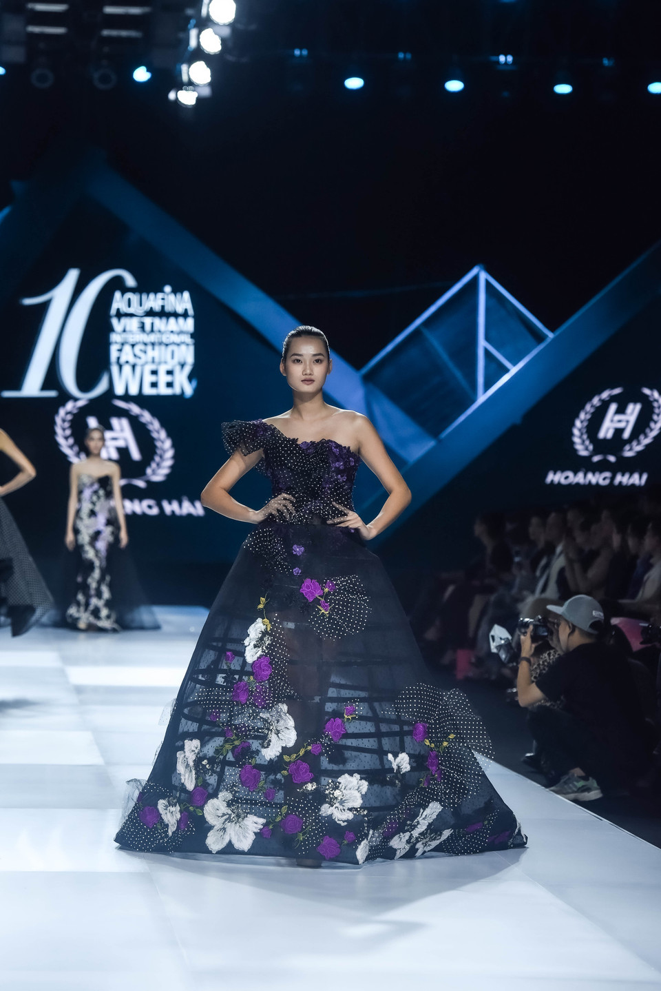 Những tâm huyết của anh đã được thể hiện tất cả trong màn trình diễn, đáp lại sự kỳ vọng và yêu mến của những người yêu thời trang. (Ảnh: CTV/Vietnam+)