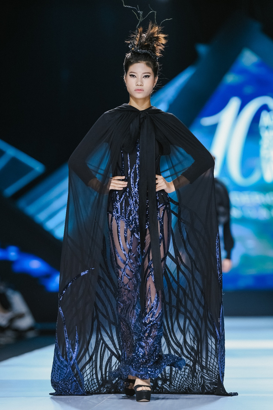 Aquafina Tuần lễ Thời trang Quốc tế năm nay mang chủ đề ‘A Fashion Journey’ với ý nghĩa một hành trình thời trang đầy xúc cảm. Bộ sưu tập mới nhất của Frederick Lee đã tổng kết lại từng bước đi của vị ‘quái kiệt’ người Singapore trên sàn diễn của tuần thời trang cũng như trên hành trình thời trang của chính mình với sự thăng hoa trong từng mẫu thiết kế. (Ảnh: CTV/Vietnam+)