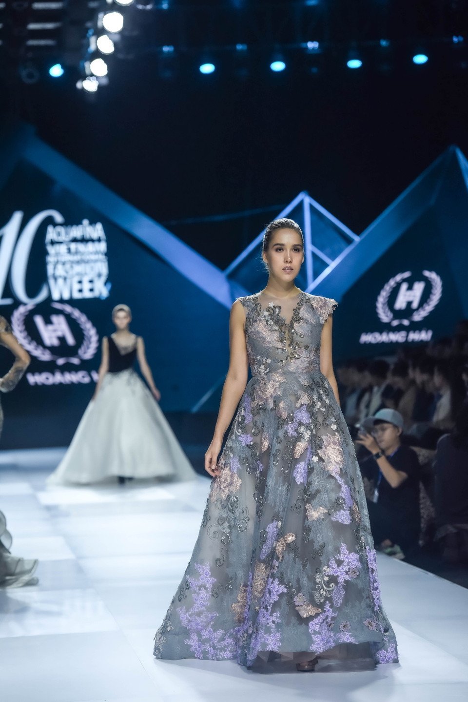 Bên cạnh dàn mẫu Việt, màn trình diễn cũng có sự xuất hiện của những người mẫu nước ngoài. Điều này cho thấy sức hút của niềm đam mê thời trang có thể kết nối những con người từ nhiều nơi trên thế giới đến cùng nhau tỏa sáng và làm nên thành công của màn trình diễn. (Ảnh: CTV/Vietnam+)