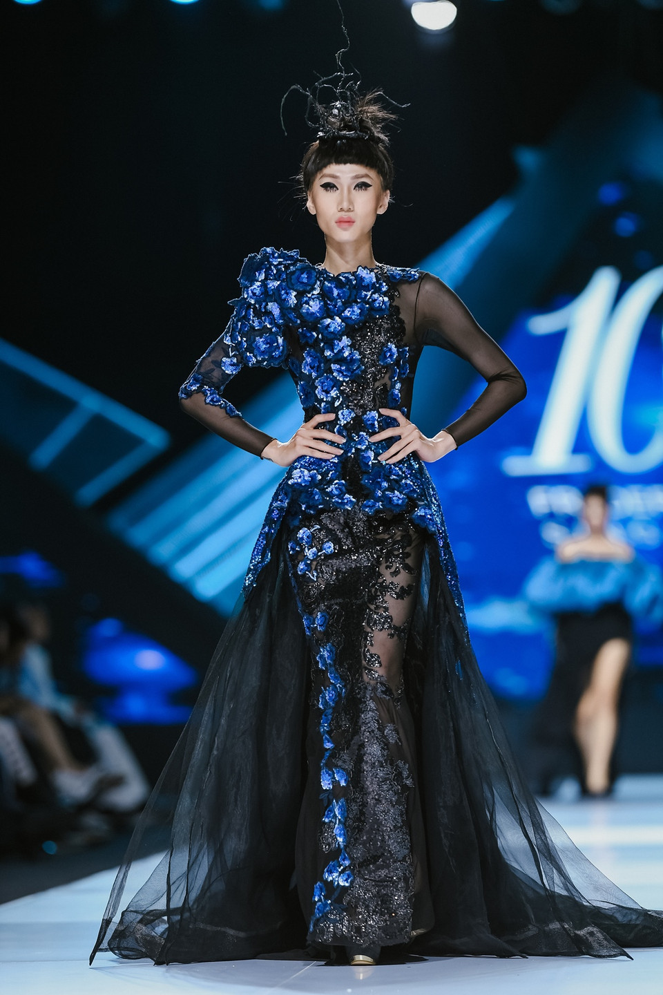 Đặt chất riêng của mình trong từng thước vải, những bộ trang phục với tông màu xanh đen chính là sự thể hiện rõ nhất tinh thần hứng khởi, mới lạ nhưng cũng không kém phần huyền bí. Đó chính là cá tính riêng được nhà thiết kế gửi gắm trong bộ sưu tập. (Ảnh: CTV/Vietnam+)