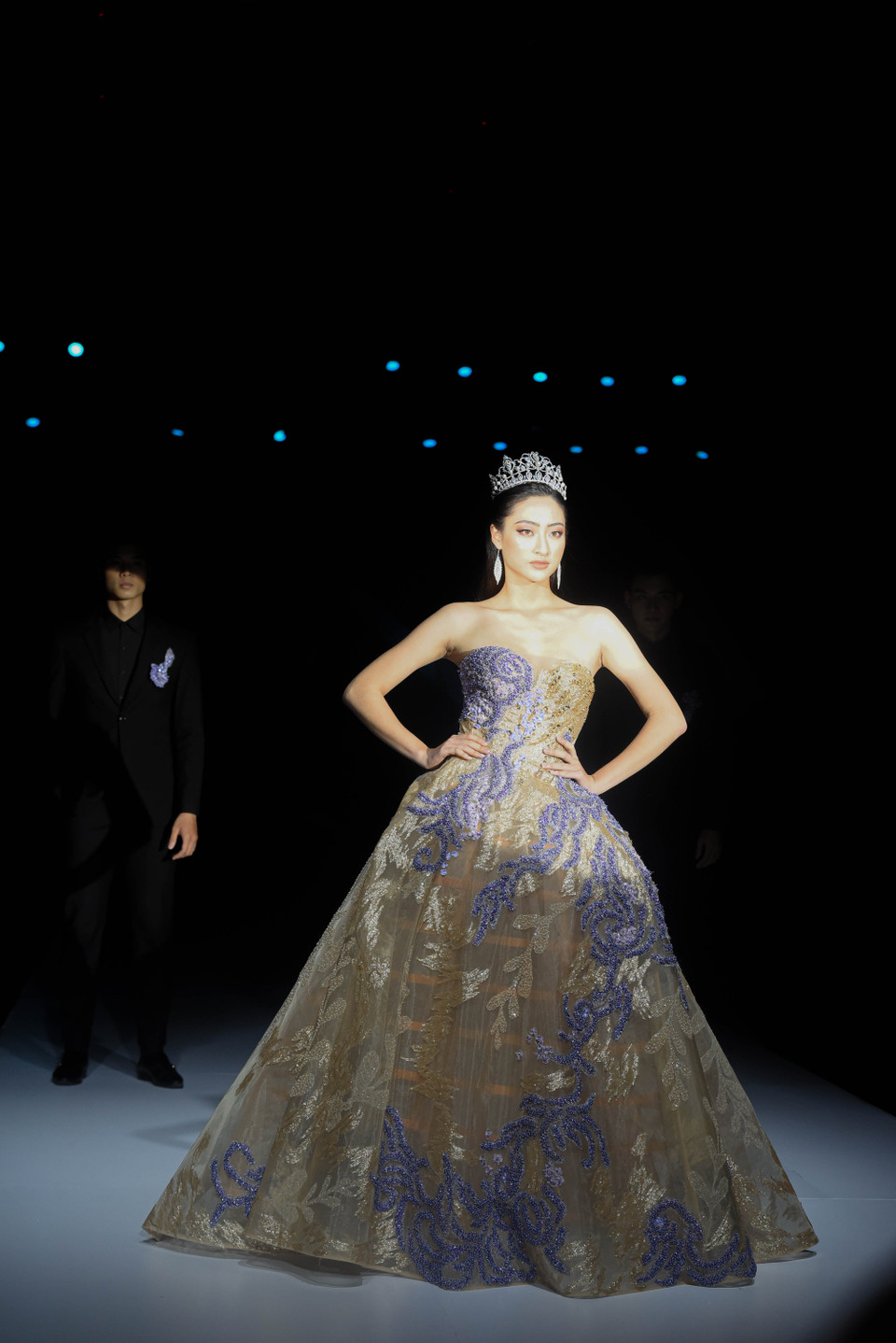 Người đẹp sinh năm 2000 đã thu hút sự chú ý của khán giả khi thể hiện đúng tinh thần bộ thiết kế. Bộ đầm xòe tông màu nude kết hợp những mảng ren đính đá tinh xảo và họa tiết hoa tím nổi bật tạo nên vẻ cổ điển và lộng lẫy. (Ảnh: CTV/Vietnam+)