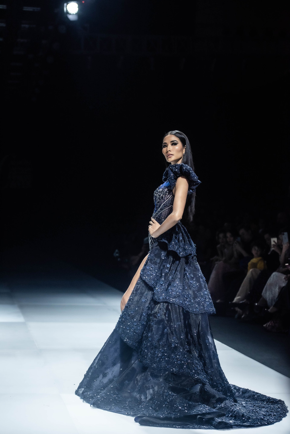 Mở màn show diễn là Á hậu Hoàng Thùy với những bước catwalk thần thái và đầy quyền lực trong bộ bodysuit xanh thẫm sang trọng và không kém phần sexy.(Ảnh: CTV/Vietnam+)