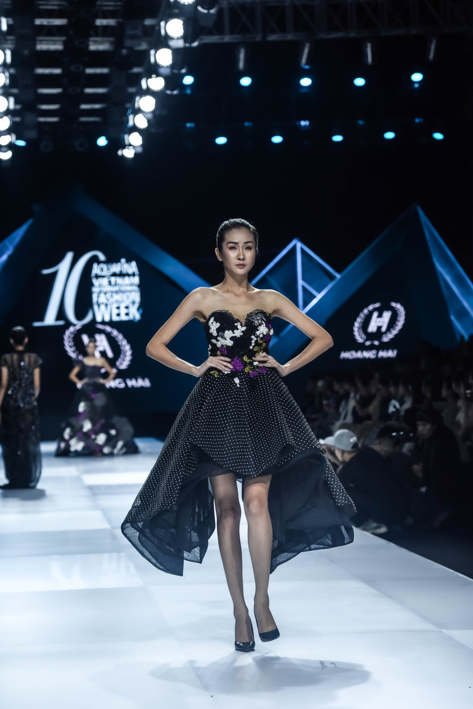 Với bộ sưu tập ‘Come Home’ lần này, nhà thiết kế Hoàng Hải đã mang đến cảm xúc khó quên trong lòng mọi giới điệu mộ. (Ảnh: CTV/Vietnam+)