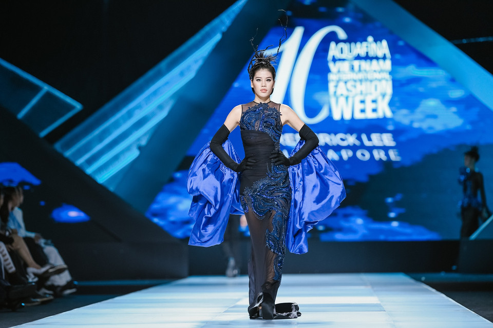 Không phải ngẫu nhiên mà mọi người đặt cho ông những cái tên như ‘cha đẻ của couture Singapore’ hay ‘nhà thiết kế của các ngôi sao hàng đầu.’ (Ảnh: CTV/Vietnam+)