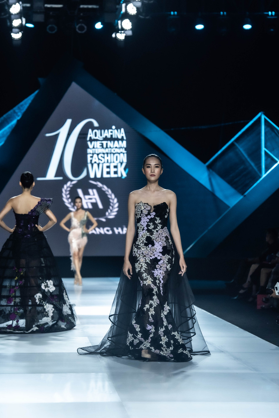 Sau chặng đường dài hoạt động trong lĩnh vực thiết kế thời trang, những bộ cánh của nhà thiết kế Hoàng Hải đã ghi dấu ấn khi gắn liền với những ‘nàng hậu’ trong showbiz. (Ảnh: CTV/Vietnam+)