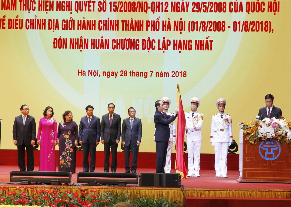 Chủ tịch nước Trần Đại Quang trao tặng Huân chương Độc lập hạng Nhất cho Đảng bộ, Chính quyền và nhân dân thành phố Hà Nội. (Ảnh: Lâm Khánh/TTXVN)