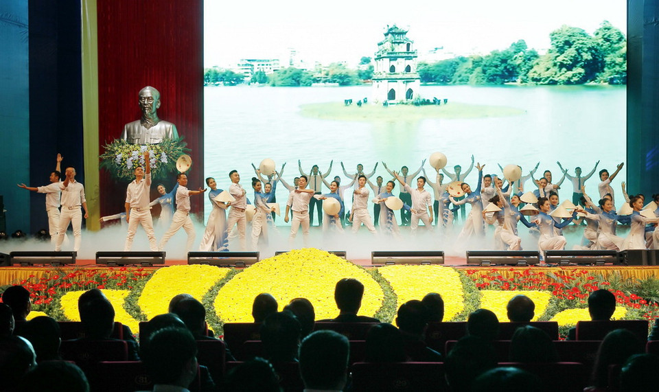 Chương trình nghệ thuật chào mừng với chủ đề: Hà Nội-Niềm tin và hy vọng. (Ảnh: Trọng Đức/TTXVN)