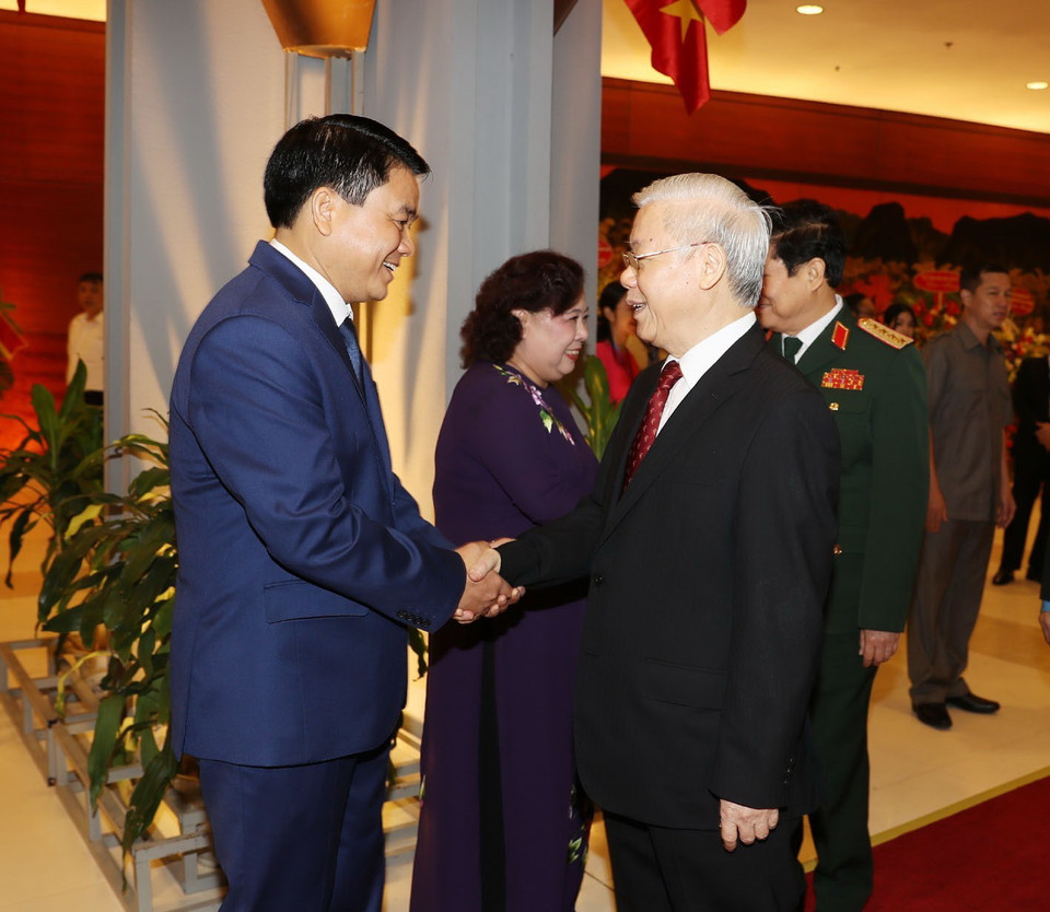 Chủ tịch UBND Thành phố Hà Nội Nguyễn Đức Chung đón Tổng Bí thư Nguyễn Phú Trọng đến dự lễ kỷ niệm. (Ảnh: Trí Dũng/TTXVN)