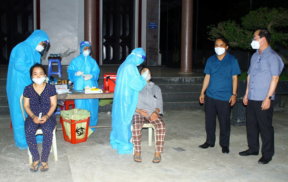 Giám đốc Sở Y tế Nghệ An Dương Đình Chỉnh (thứ 2 từ phải sang) cùng lãnh đạo Thành phố Vinh đến kiểm tra công tác lấy mẫu xét nghiệm COVID-19 cho người dân tại xã Hưng Đông, thành phố Vinh (Nghệ An). (Ảnh: Tá Chuyên/TTXVN)