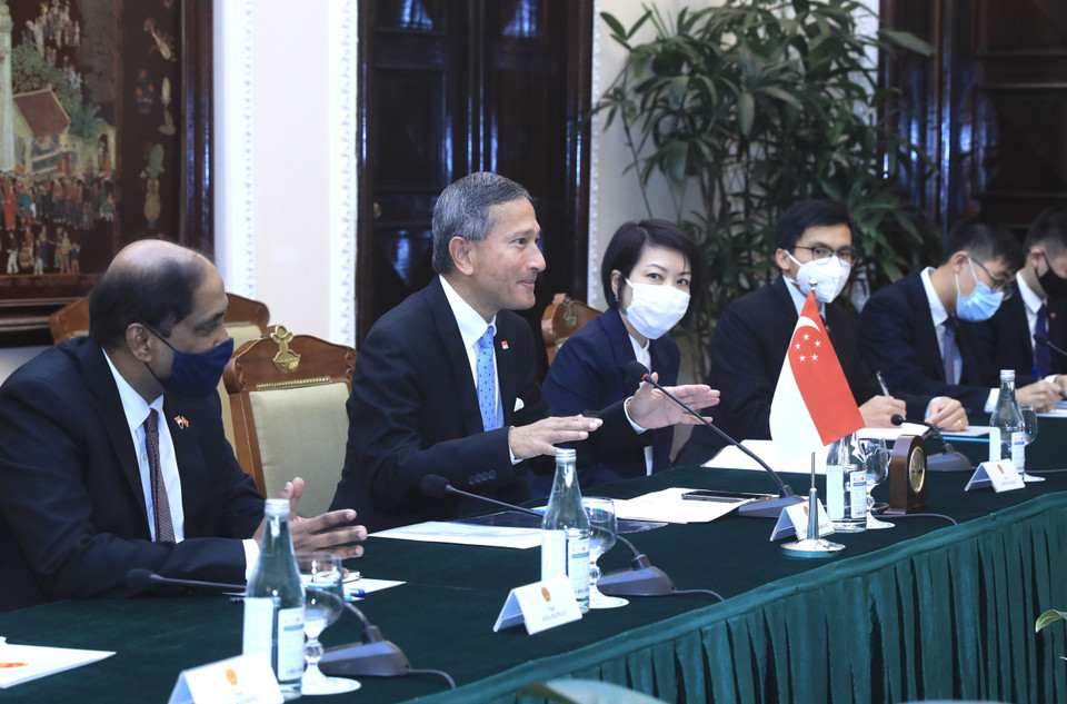 Bộ trưởng Ngoại giao Singapore Vivian Balakrishnan hội đàm với Bộ trưởng Bộ Ngoại giao Bùi Thanh Sơn. (Ảnh: Lâm Khánh/TTXVN)
