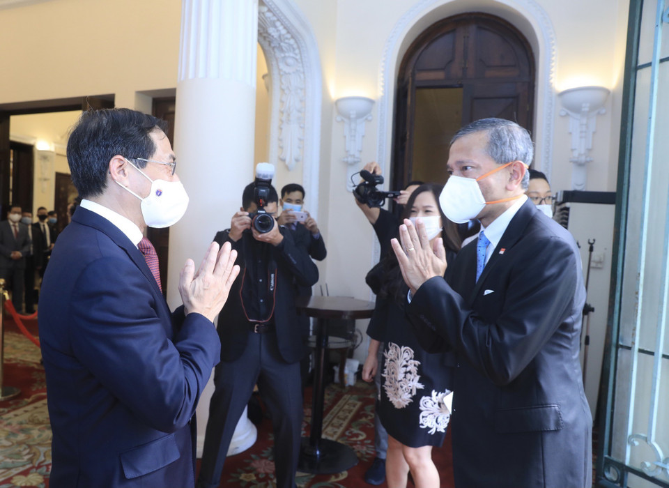 Bộ trưởng Bộ Ngoại giao Bùi Thanh Sơn đón Bộ trưởng Ngoại giao Singapore Vivian Balakrishnan. (Ảnh: Lâm Khánh/TTXVN)