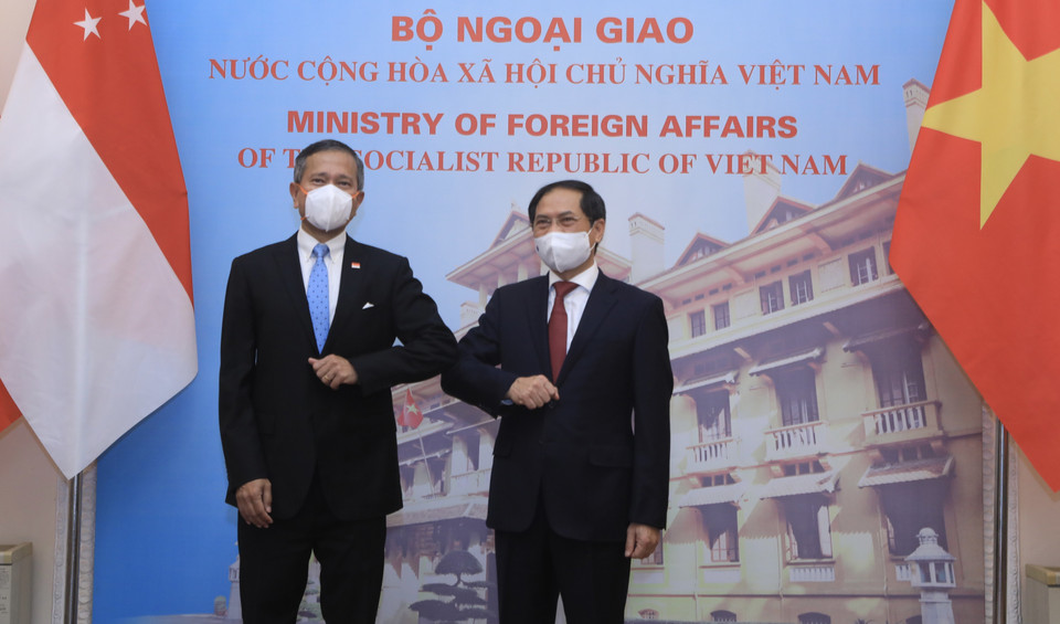Bộ trưởng Bộ Ngoại giao Bùi Thanh Sơn và Bộ trưởng Ngoại giao Singapore Vivian Balakrishnan tại lễ đón. (Ảnh: Lâm Khánh/TTXVN)