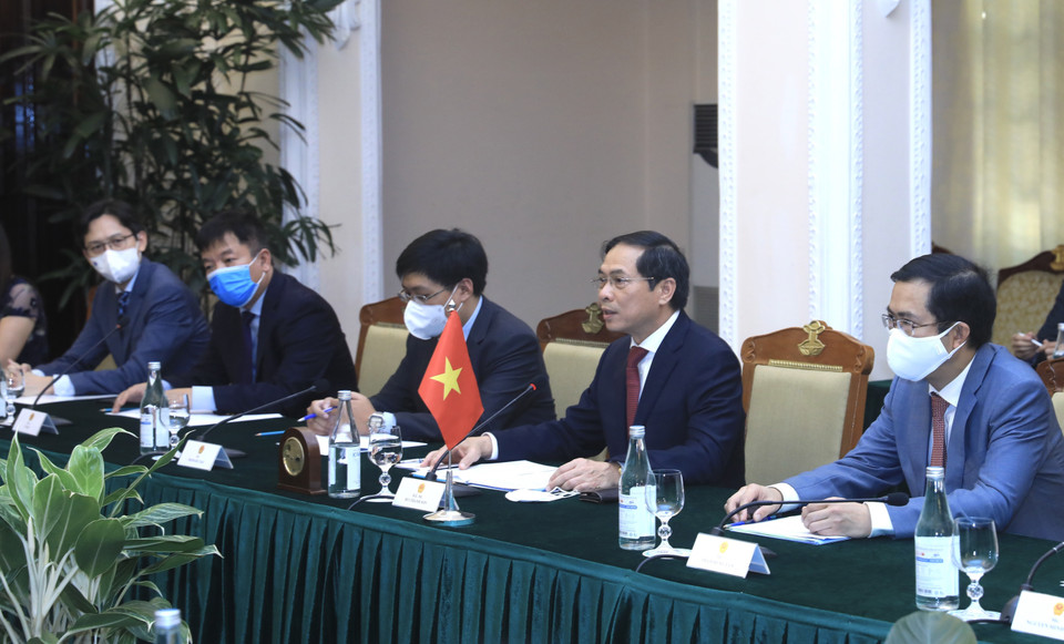 Bộ trưởng Bộ Ngoại giao Bùi Thanh Sơn hội đàm với Bộ trưởng Ngoại giao Singapore Vivian Balakrishnan. (Ảnh: Lâm Khánh/TTXVN)