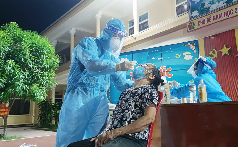 Lực lượng y tế lấy mẫu xét nghiệm COVID-19 cho người dân xã Nghi Ân, thành phố Vinh, tỉnh Nghệ An. (Ảnh: Văn Tý/TTXVN)
