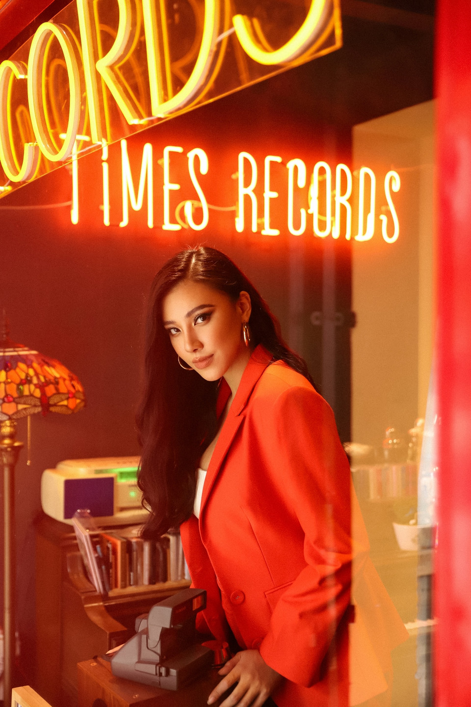 Trước đó, bộ ảnh lấy cảm hứng từ nhóm nhạc Blackpink chính là bước khởi đầu cho những thử nghiệm của Kim Duyên về mặt hình ảnh: không ngại thay đổi, dám vượt qua giới hạn bản thân. (Ảnh: Trí Nguyễn/Vietnam+)