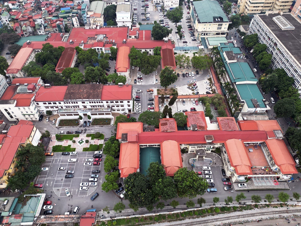 Ngày 22/12/1972, Bệnh viện Bạch Mai bị máy bay Mỹ B-52 ném bom hủy diệt. Sau 50 năm, Bệnh viện Bạch Mai ngày càng khang trang và hiện đại hơn. (Ảnh: Tuấn Anh/TTXVN)